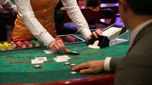 Antarmuka aplikasi Android rr777 menampilkan berbagai meja live-dealer dan pasar sportsbook